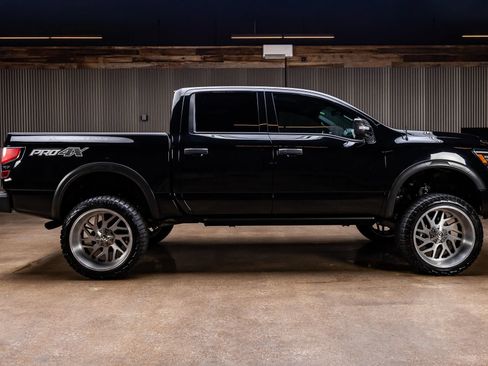 Used 2021 Nissan Titan PRO-4X w/ Pro-4x Convenience Package AWD/4WD image 9