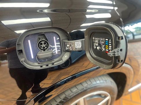 Used 2023 Mercedes-Benz EQS 580 4MATIC SUV image 16