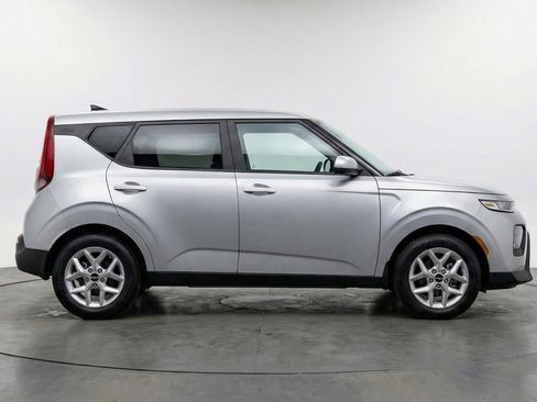 Used 2025 Kia Soul LX w/ LX Technology Package image 11