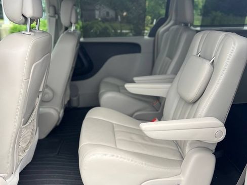 Used 2014 Chrysler Town & Country Touring-L w/ Driver Convenience Group FWD image 19