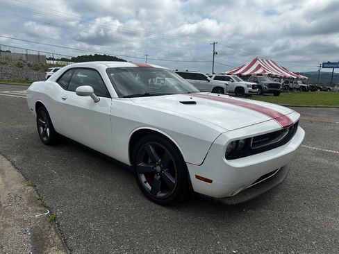Used 2013 Dodge Challenger SXT image 3