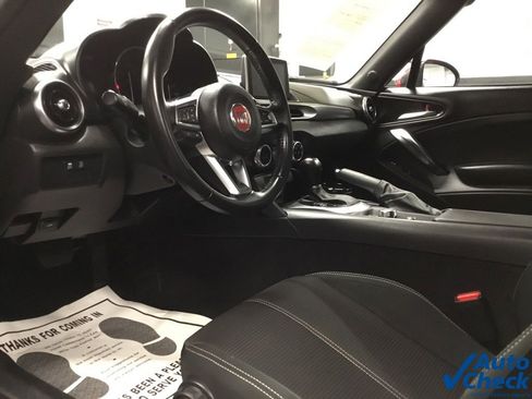 Used 2018 FIAT 124 Spider Classica w/ Technology Group image 32