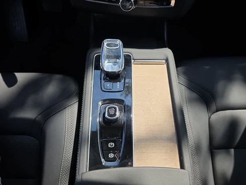 Used 2025 Volvo XC90 B5 Core AWD/4WD image 18