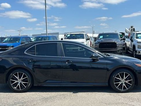 Used 2022 Toyota Camry SE FWD image 2