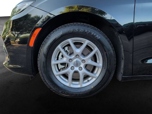 Used 2025 Chrysler Pacifica Select FWD image 9