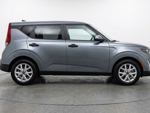 Used 2025 Kia Soul LX w/ LX Technology Package FWD image 11