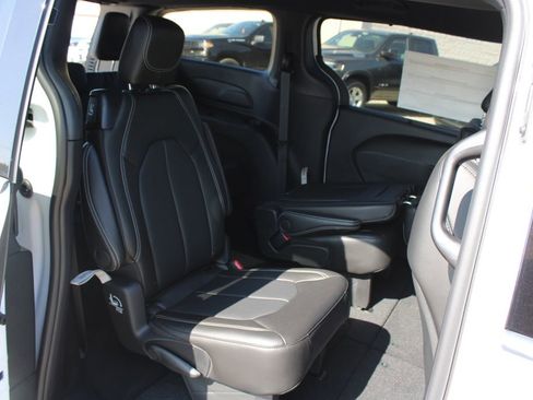 New 2026 Chrysler Pacifica Select image 13