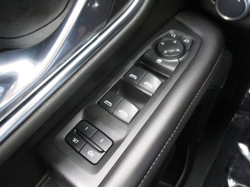 Used 2021 GMC Yukon SLT image 32