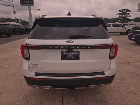 Used 2025 Ford Explorer Active w/ Active Comfort Package RWD image 7
