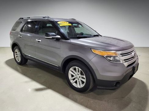 Used 2014 Ford Explorer XLT w/ Equipment Group 202A image 2