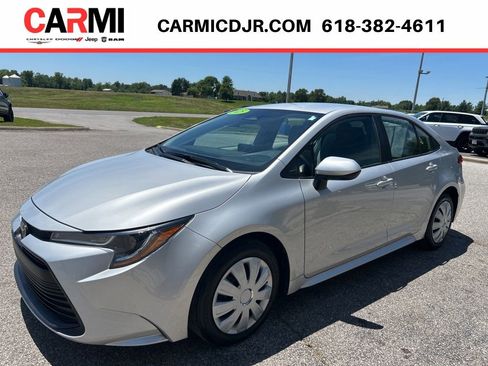 Used 2025 Toyota Corolla LE FWD image 3
