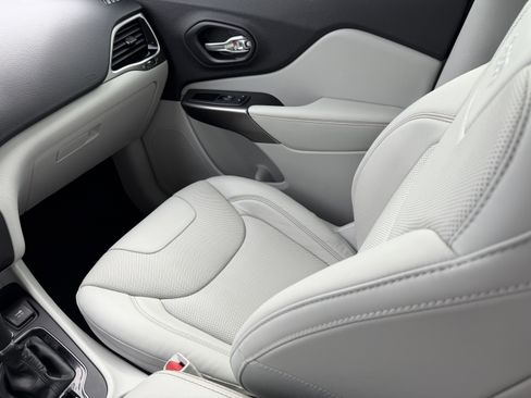 Used 2020 Jeep Cherokee Limited w/ Technology Group image 16