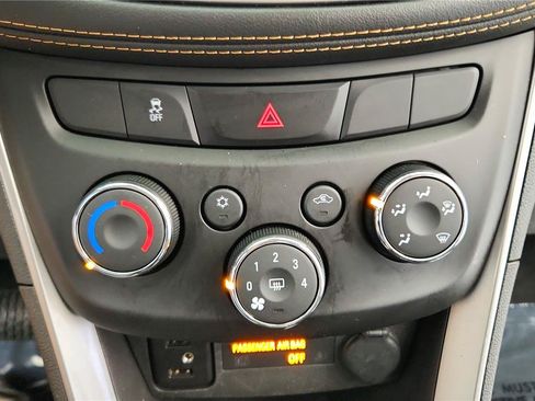 Used 2019 Chevrolet Trax LT w/ LT Convenience Package FWD image 30