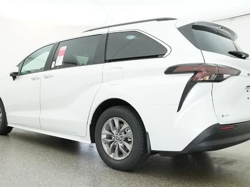 New 2026 Toyota Sienna XLE FWD image 3