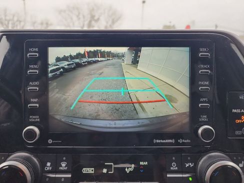 Used 2021 Toyota Highlander XLE AWD/4WD image 17