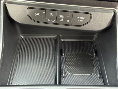 Used 2025 Kia Carnival EX image 33