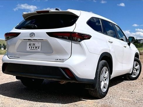 Used 2024 Toyota Highlander LE AWD/4WD image 5