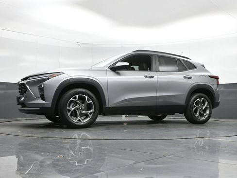 Used 2025 Chevrolet Trax LT FWD image 43