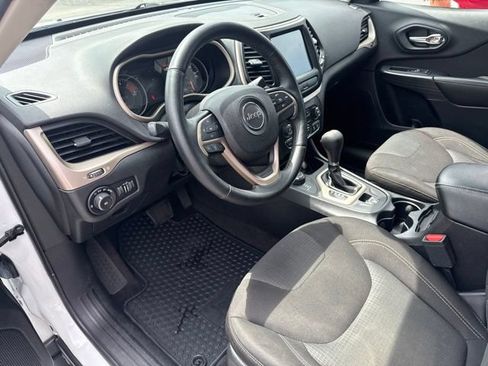 Used 2016 Jeep Cherokee Latitude w/ Cold Weather Group AWD/4WD image 22