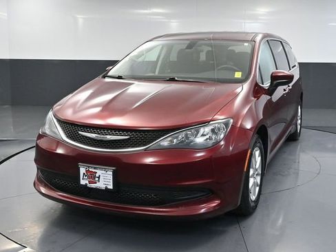 Used 2021 Chrysler Voyager LX image 11