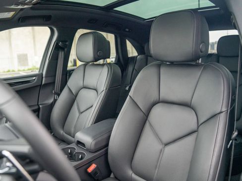 Certified 2026 Porsche Macan AWD/4WD image 5