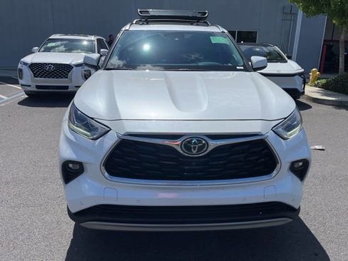 Used 2022 Toyota Highlander Platinum image 2