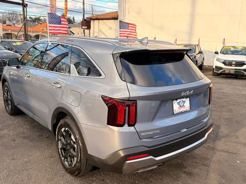 Used 2024 Kia Sorento S image 5