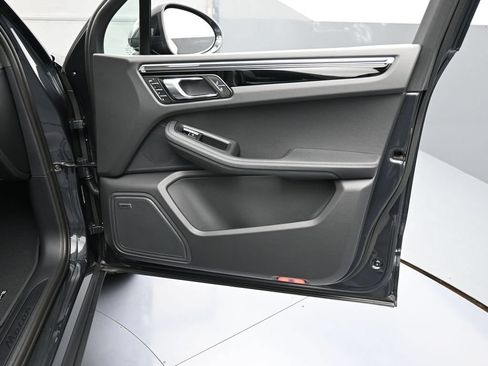Certified 2026 Porsche Macan AWD/4WD image 29