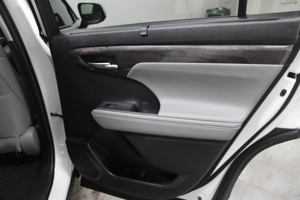 Used 2023 Toyota Highlander Limited FWD image 31