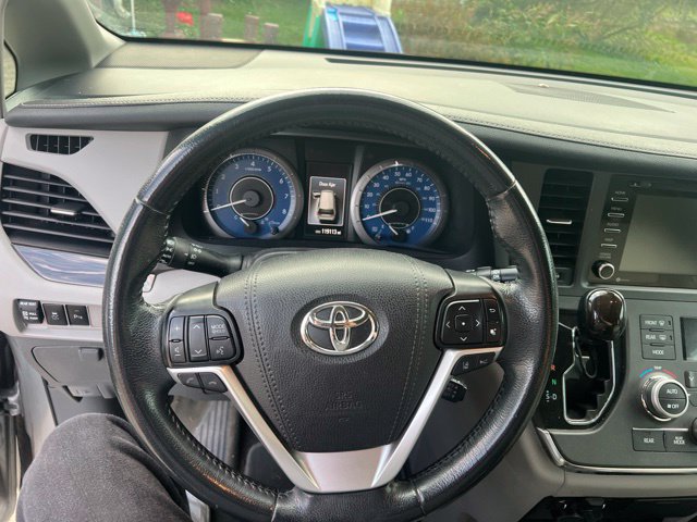 Used 2019 Toyota Sienna XLE Premium FWD image 4