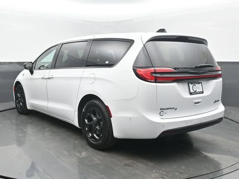 Used 2024 Chrysler Pacifica Limited FWD image 4