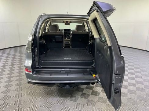Used 2023 Lexus GX 460 Premium w/ Accessory Package AWD/4WD image 33