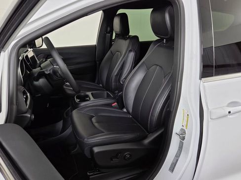 Used 2026 Chrysler Pacifica Select image 16