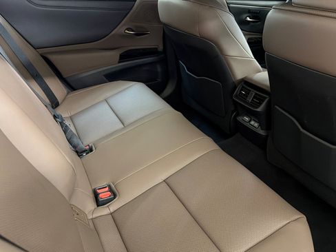 Used 2025 Lexus ES 300h w/ Premium Package FWD image 29