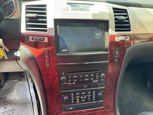 Used 2012 Cadillac Escalade Luxury AWD/4WD image 26