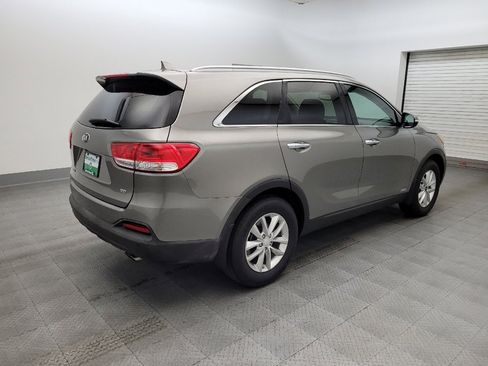 Used 2017 Kia Sorento LX w/ LX Convenience Package image 9