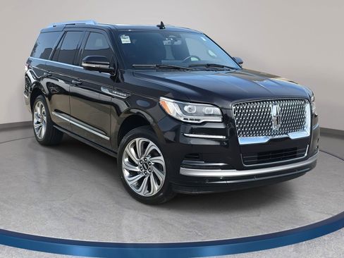 Used 2024 Lincoln Navigator Reserve image 3