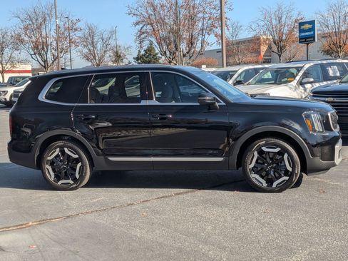Used 2024 Kia Telluride EX w/ EX Captain's Chair Package image 10