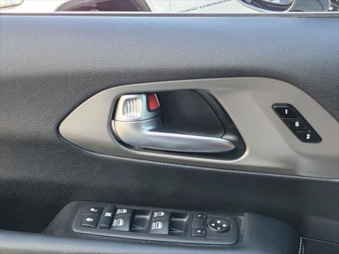 Certified 2025 Chrysler Pacifica Select FWD image 14