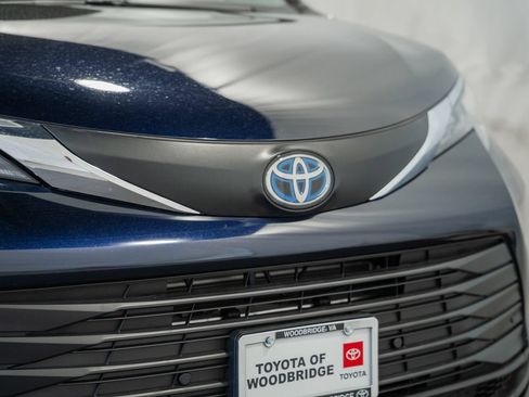 Used 2025 Toyota Sienna XLE FWD image 12