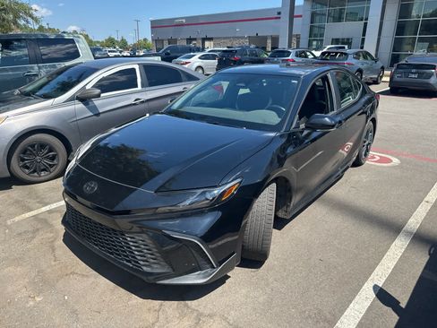 Used 2025 Toyota Camry SE w/ Convenience Package FWD image 2