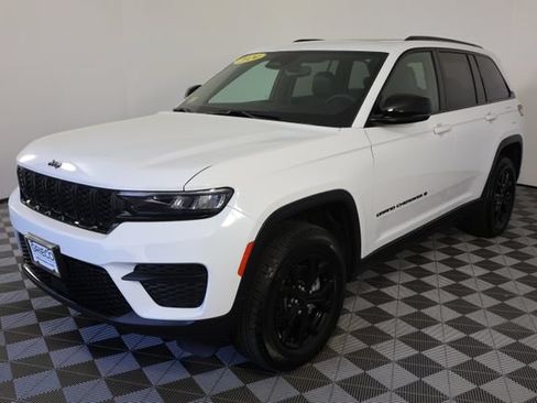 Used 2024 Jeep Grand Cherokee Altitude AWD/4WD image 4