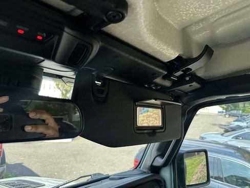 Used 2024 Jeep Wrangler Unlimited Rubicon image 17