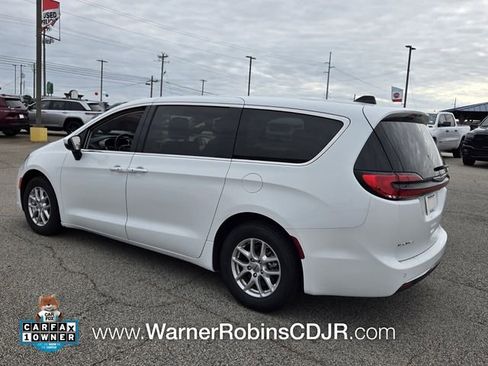 Used 2023 Chrysler Pacifica Touring-L FWD image 11