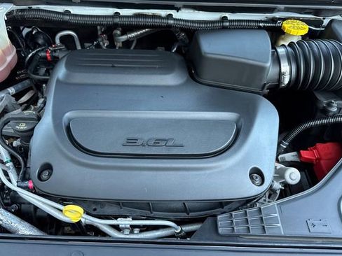 Used 2021 Chrysler Pacifica Touring-L FWD image 56