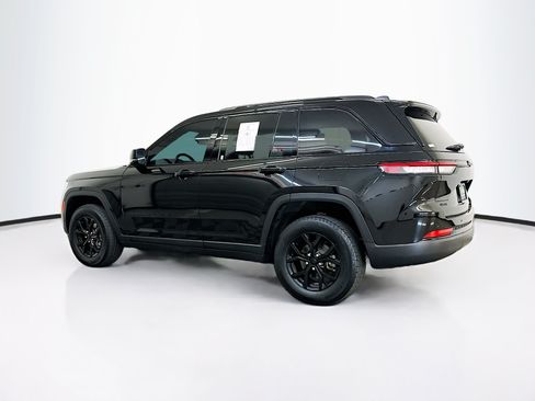 Used 2025 Jeep Grand Cherokee Altitude AWD/4WD image 5