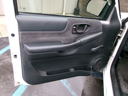 Used 2001 Chevrolet S10 Pickup LS w/ Preferred Equipment Group image 14