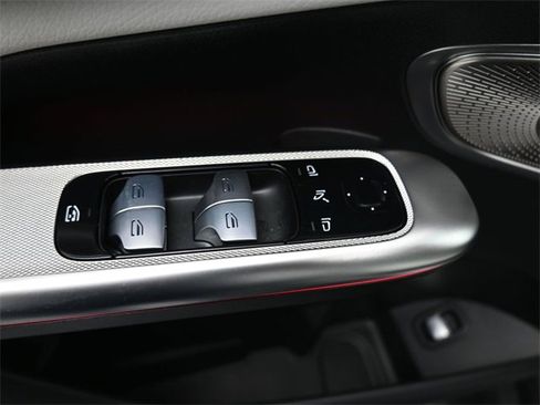 Used 2025 Mercedes-Benz GLC 300 image 21