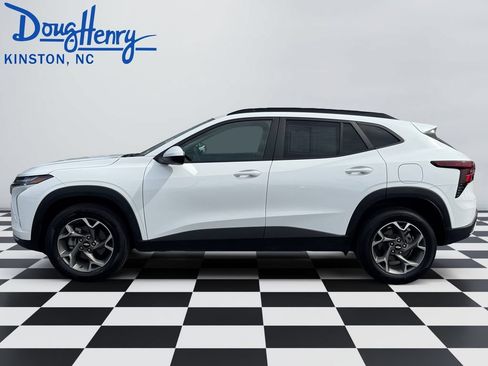 Used 2025 Chevrolet Trax LT FWD image 2