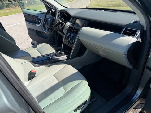 Used 2017 Land Rover Discovery Sport SE image 15